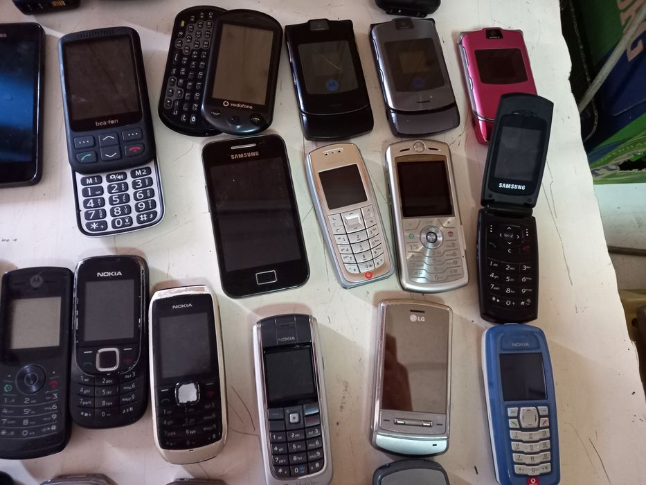 Vand/schimb lot 50 telefoane Nokia, Samsung,Motorola, BlackBerry