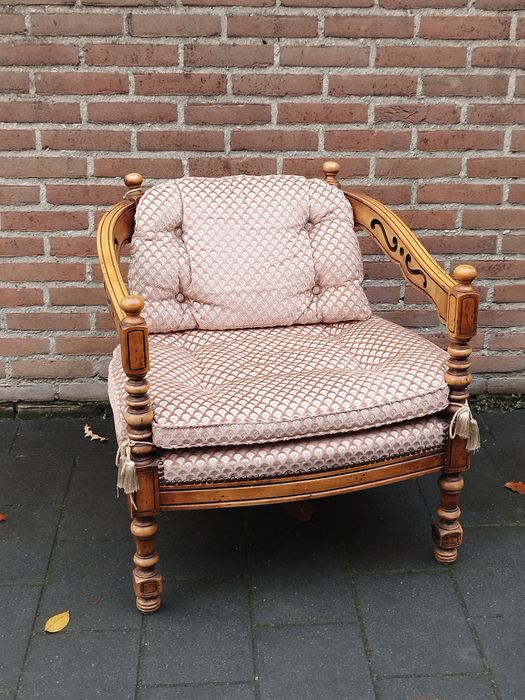 Дизайнерски ръчно резбован дървен  фотьойл с гобеленова тапицерия от А