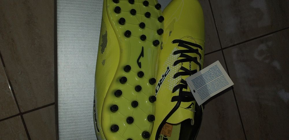 Vand ghete fotbal sintetic noi,model foarte frumos