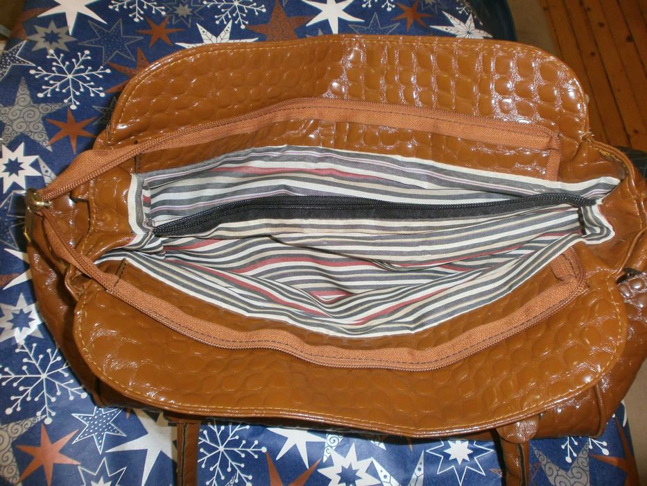 продавам дамски обувки и дамски чанти.