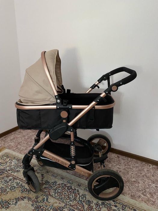 Детская коляска коричновым цвета