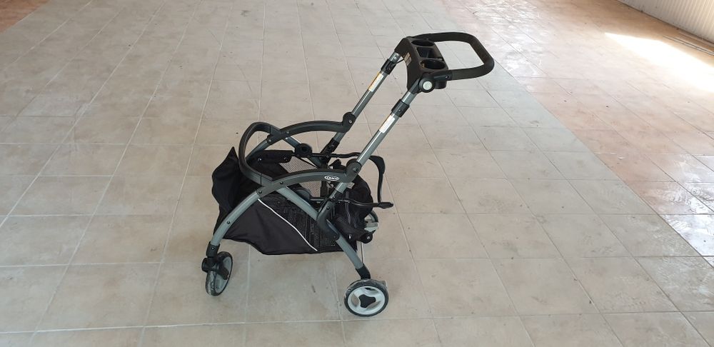 Vand Carucior Graco cu scoica si atas bancheta masina.