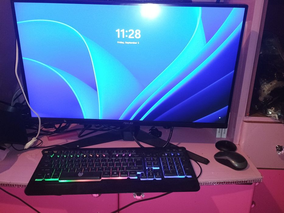 PC gaming 128gb Ram cu monitor și tableta grafica