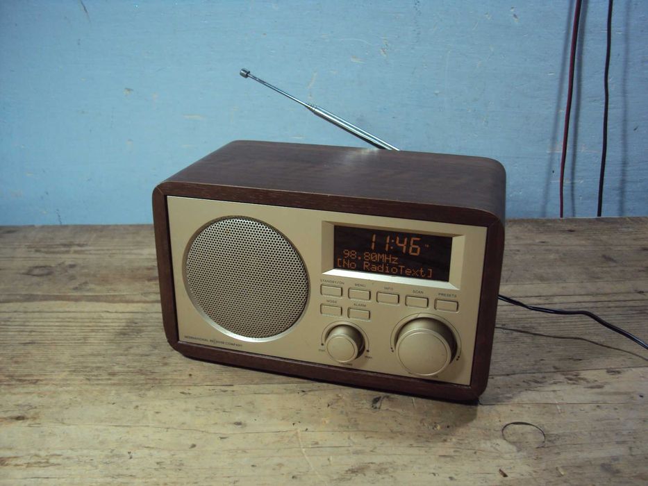 radio cu display digital,FM,DAB,IN AUX,alimentare 220v si baterii