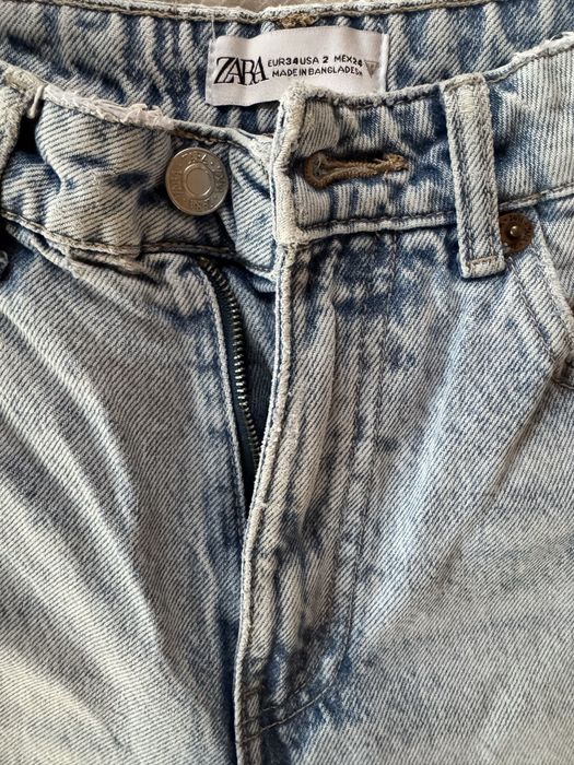 Zara дънки – светъл деним, накъсан модел