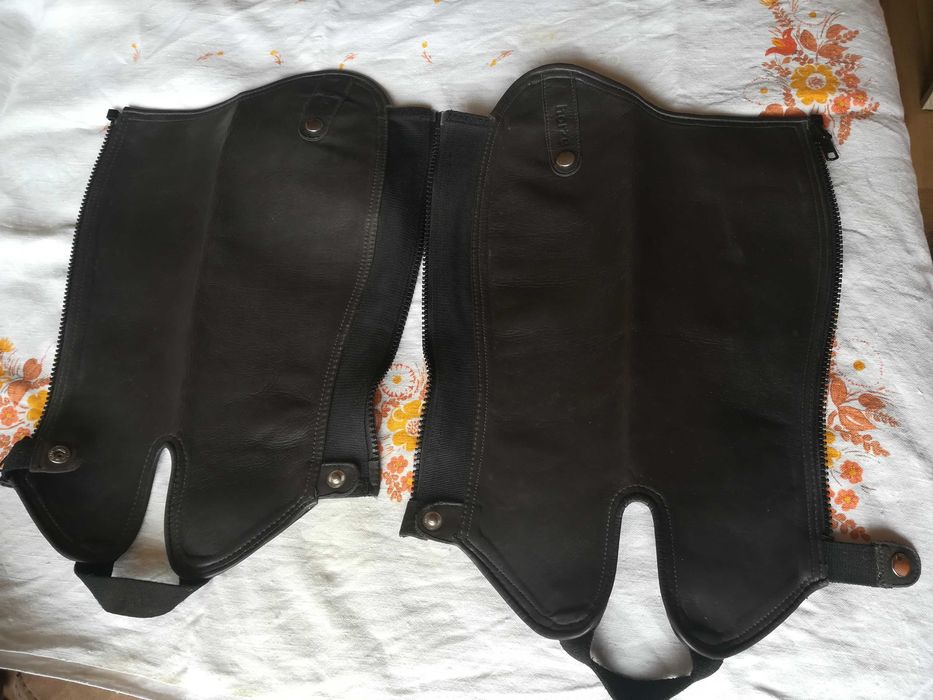 Продавам чисто нови кожени чапси