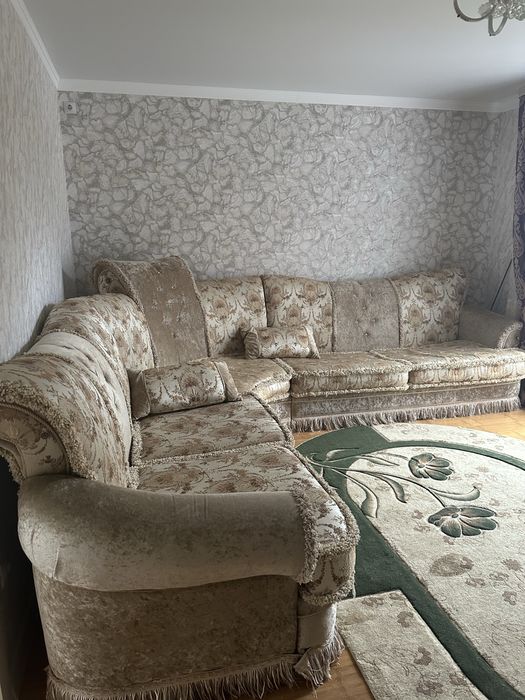 Продается угловой диван , комод с зеркалом . Есть торг.