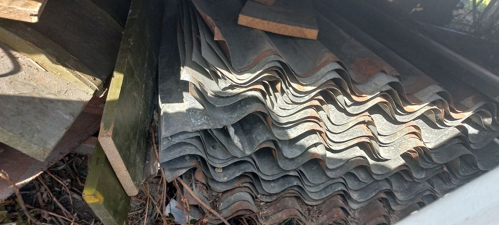 Продавам подтикван гофрирана ламарина 50 бр.по 4 ево за брой.