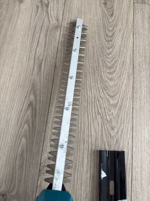 Makita UN460WDZ masina / foarfeca de tuns gard viu cu brat telescopic