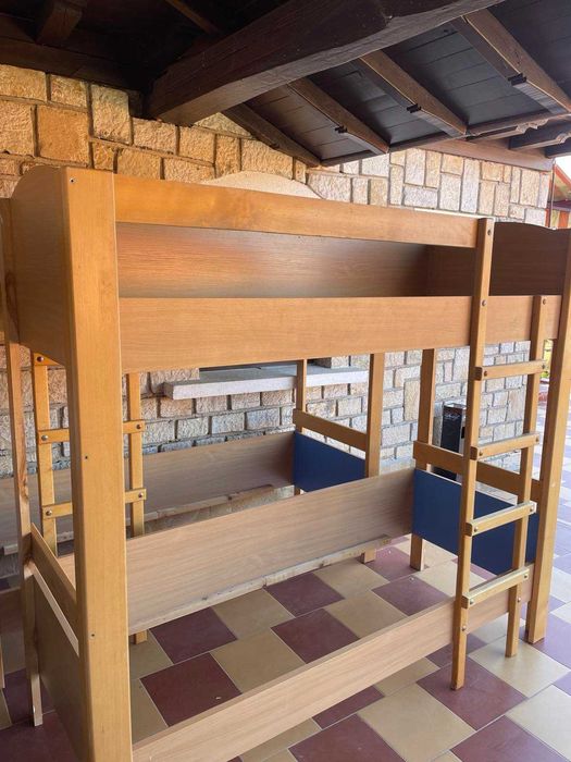 Масивно детско легло на два етажа.