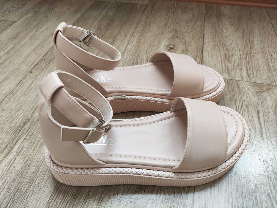 Продаются сандалии