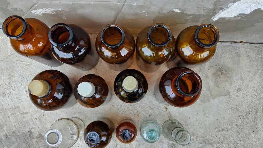 Sticle maro- albe vechi  si vaze de colectie