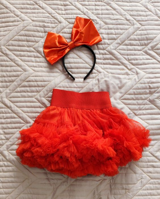 Продам костюмы для утренников для девочки