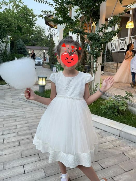 Белое платья одевали один раз всего отличное качества на 5-6 лет.