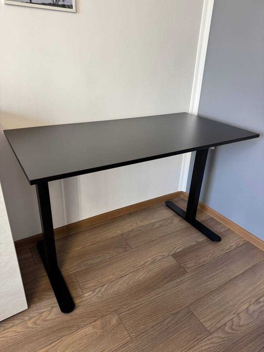 Бюро / маса – минималистичен дизайн, отлично състояние