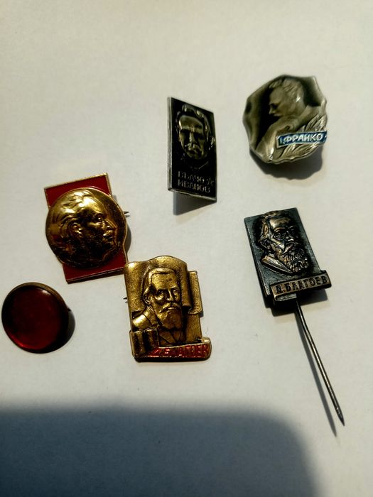 Медали от соца, юбилейни и лотове значки.