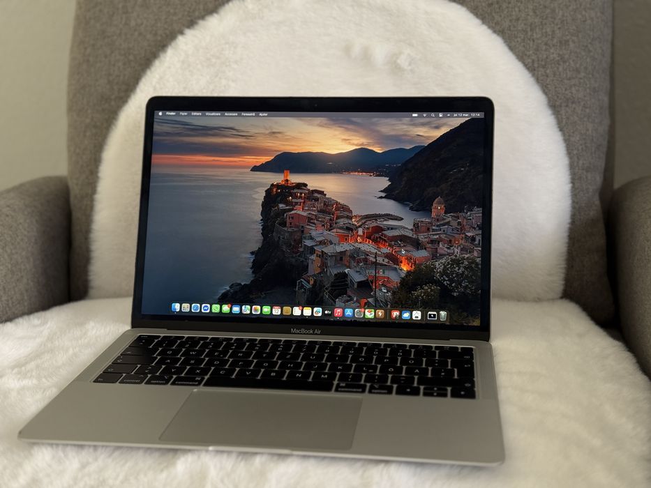 Apple MacBook Air 13”- Retina - 2019  i5, 8Gb ram, 128gb ssd.