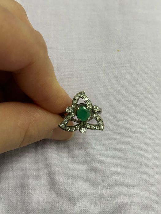 Кольцо с изумрудом
