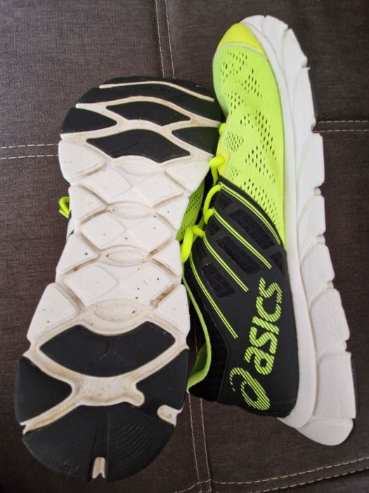 Vând adidași  Asics Gel Evation