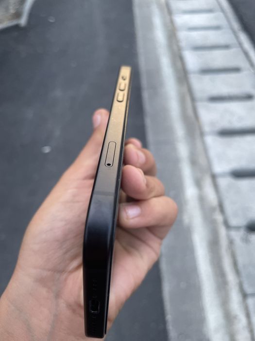 Iphone 15 perfect  (sanatate 90%) vine inclus cu incarcator casti airpods4