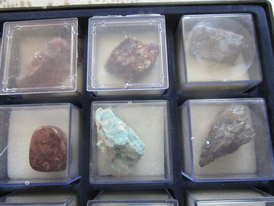 Колекция-голям лот от образци на полускъпоценни камъни