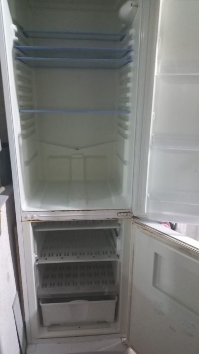 Холодилник. Работает только морозилник