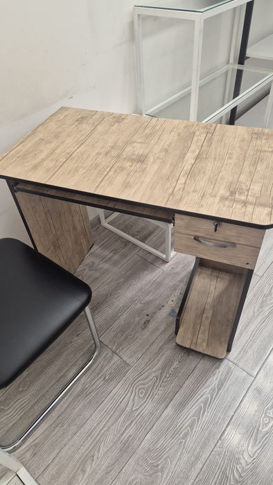 Письменный стол. С выдвижными ящиками