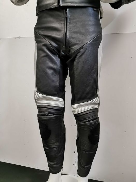 Costum moto piele RevIt  cu cocoașă mărime 48