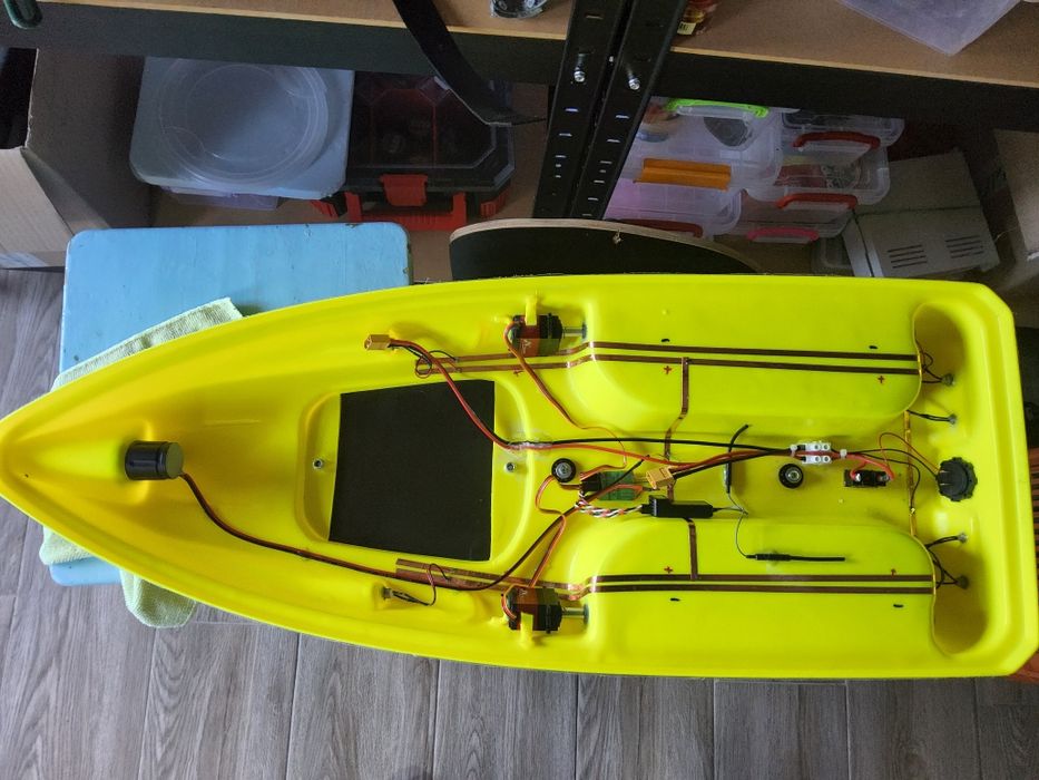 NAVOMODEL DE VITEZA / Barcuta de pescuit, 4s, motor brushless