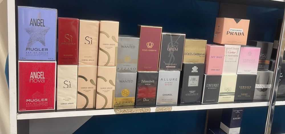 Vând orice tip de parfum aflat în poză.