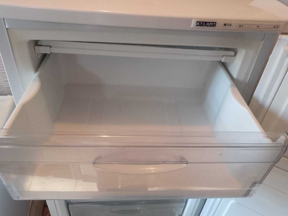 Продам  Морозильник Atlant  240 л белый