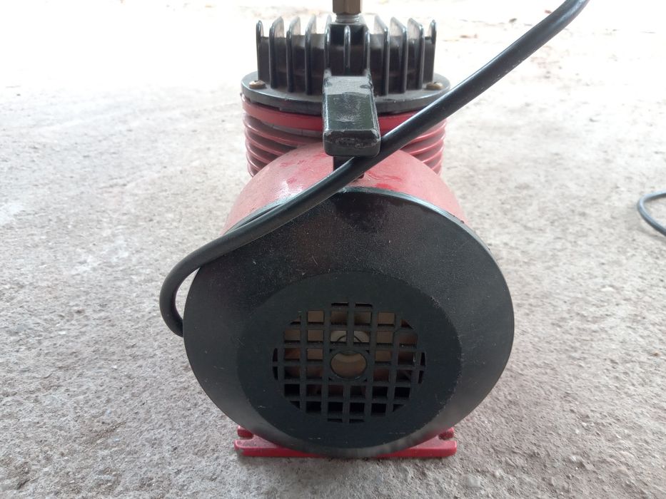 Vând compresor italian pentru umflat mingii / saltele / baloane