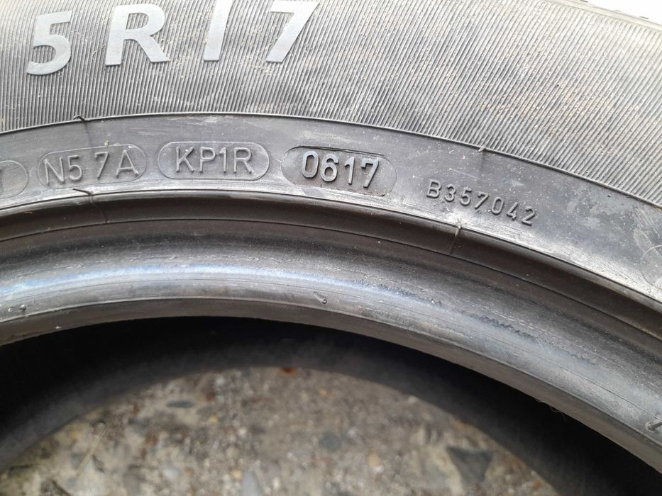 Продава гуми 235-55-17 цола,Дънлоп,четири броя