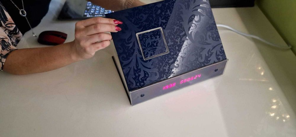 Lampa de birou, LED, ceas, priza multipla, albastru. Cadoul ideal!