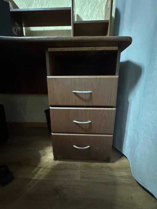 стол,в хорошем состоянии