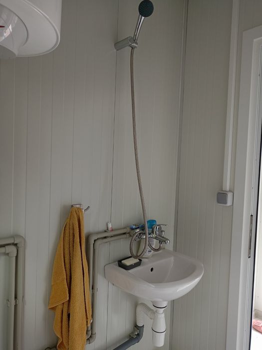 Продава се парцел с жилищен контейнер в село Режанци, област Перник