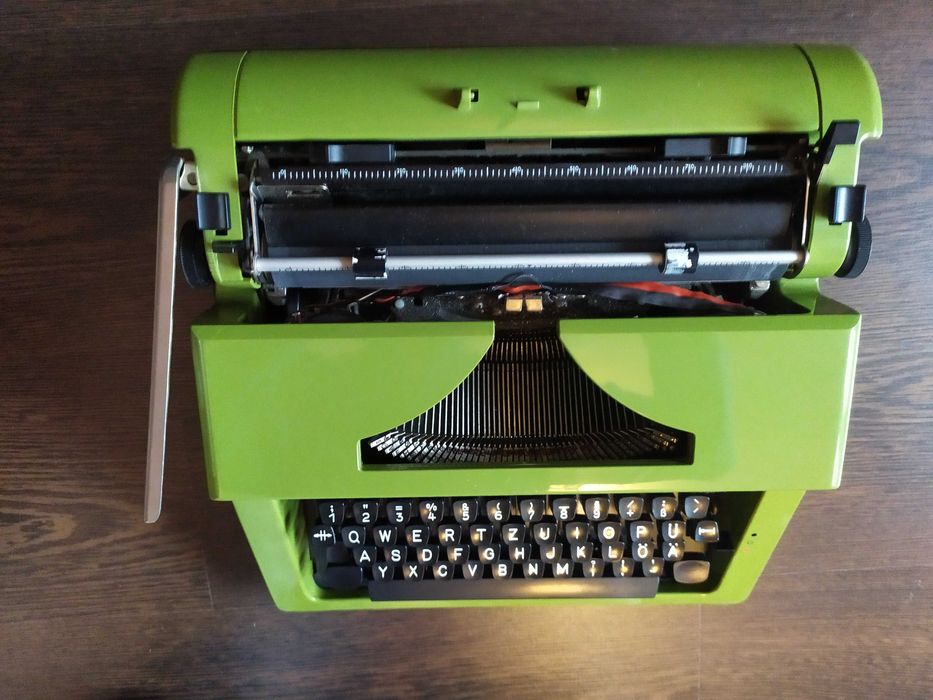 Mașina de scris veche Olympia