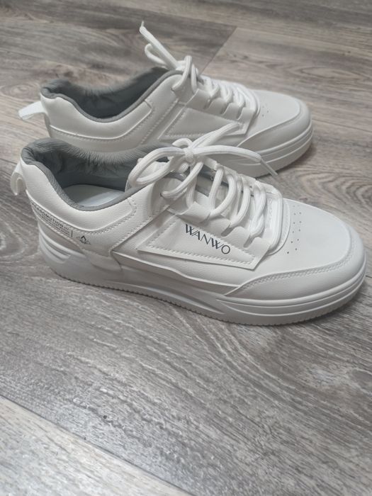 Продам белые кроссовки Wanwo