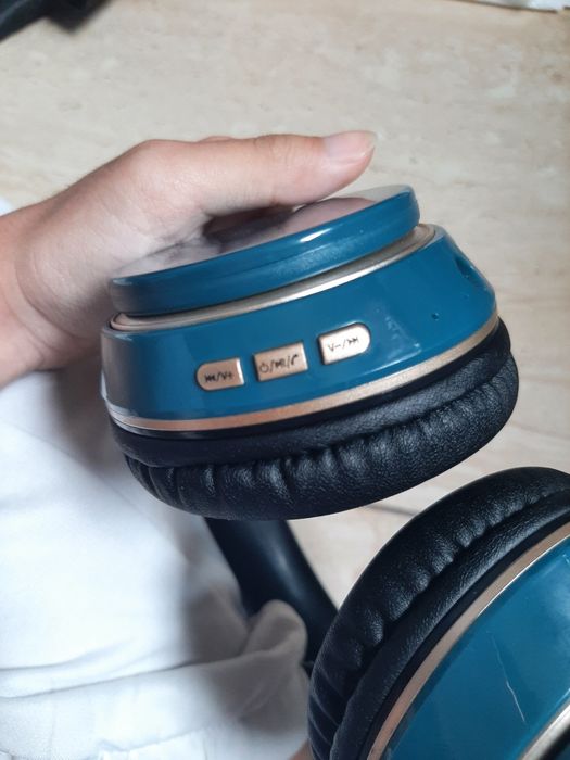 Vând căști Bluetooth pentru cine vrea sa le cumpere sa lasă mesaj ca nu am fonduri pentru a accepta plata aici