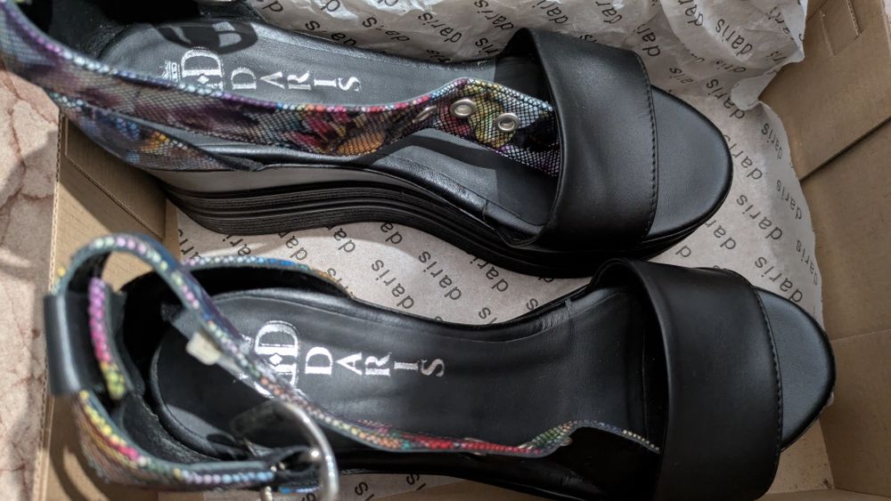 Нови сандали на платформа Daris