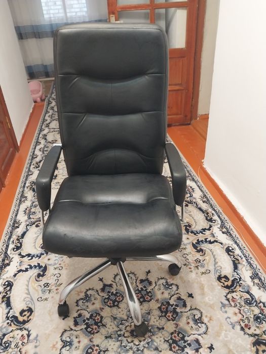 Офисное кресло кожанное