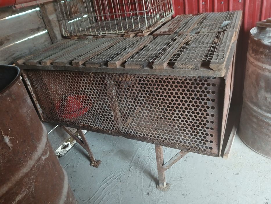 Vând cușcă pentru iepuri.