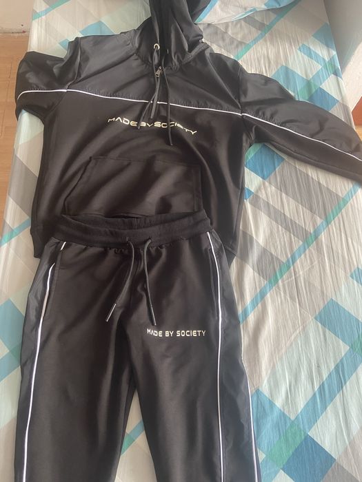 Haine de firma noi nu sunt purtate