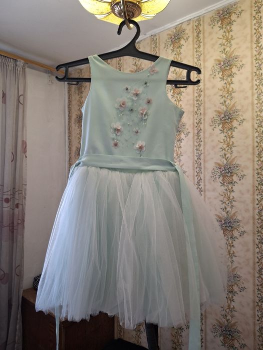 Продам платье на девочку 6-7лет