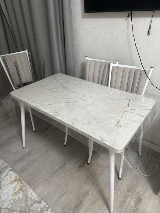 Кухонный стол со стульями