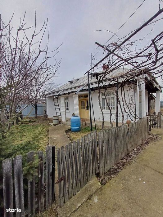De vanzare casa batraneasca cu anexe, teren de 5000mp in Comuna Cordun