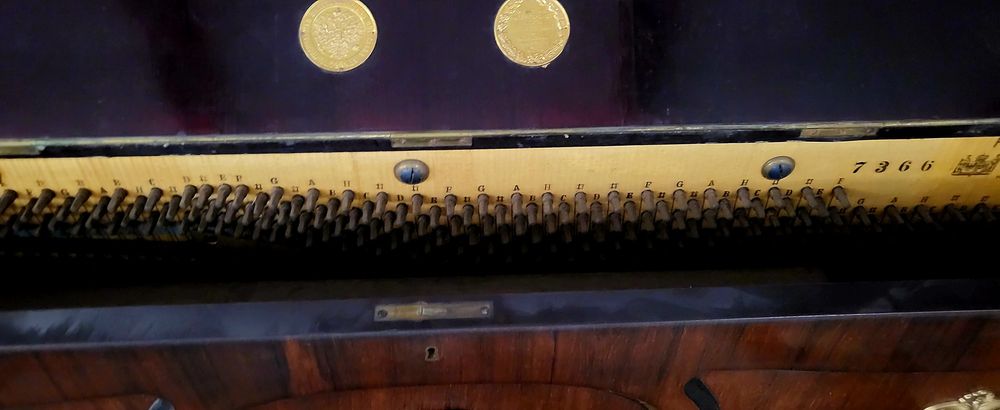 Vând pianina antika perfect acordata