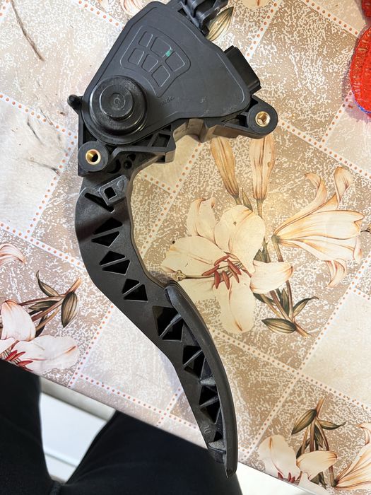 Pedala acceleratie renault megane 3-1.6 dci,an 2012