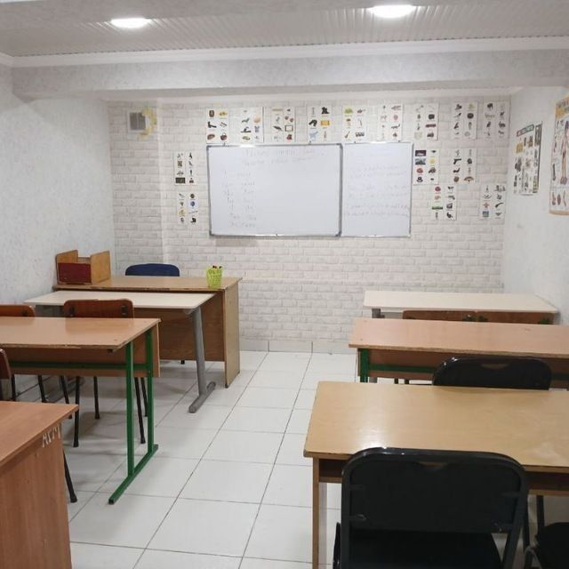 Укув марказидаги, стол ва стуллар сотилади, холати яхши