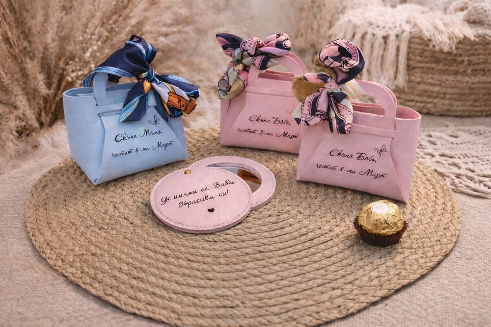 Гравирано джобно огледало и чантичка 
Два модела.  Различни цветове.